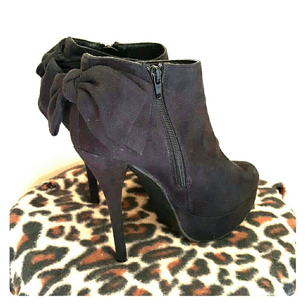 *FINAL SALE* Nwot Suede Ankle Booties