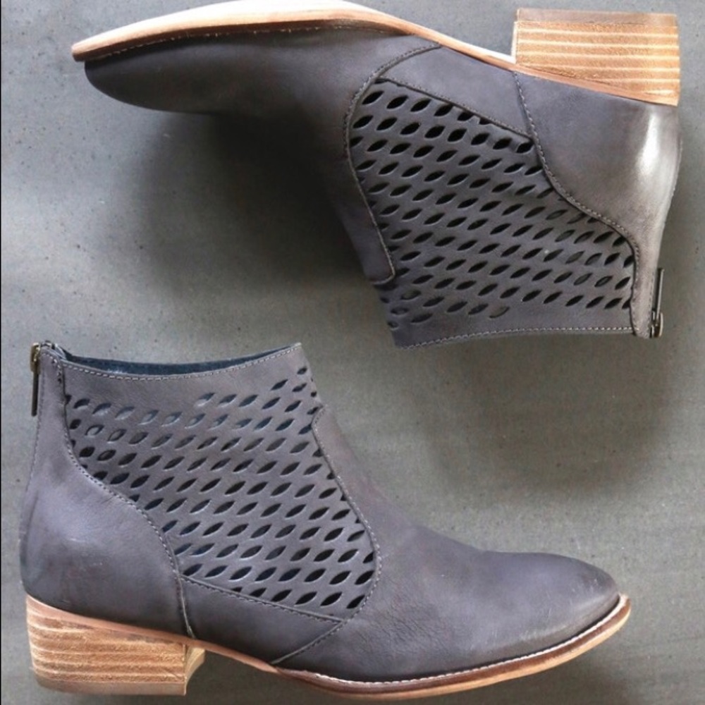 Like-new Seychelle Booties