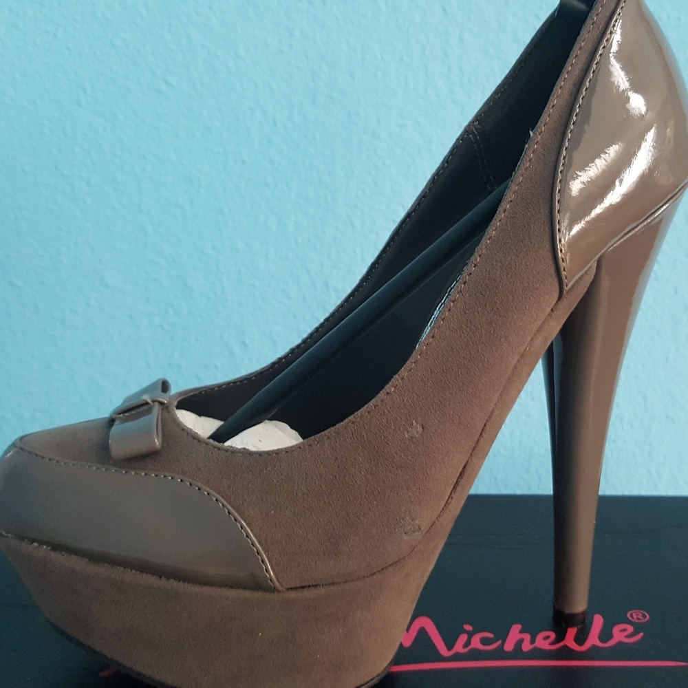 Sale! Anne Michelle stilletetos in gray, 7, New.