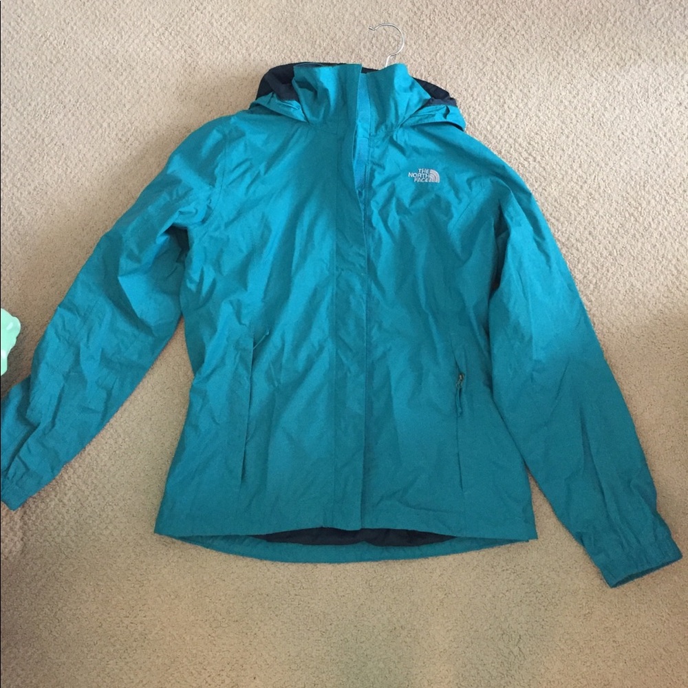 women's Medium North Face raincoat