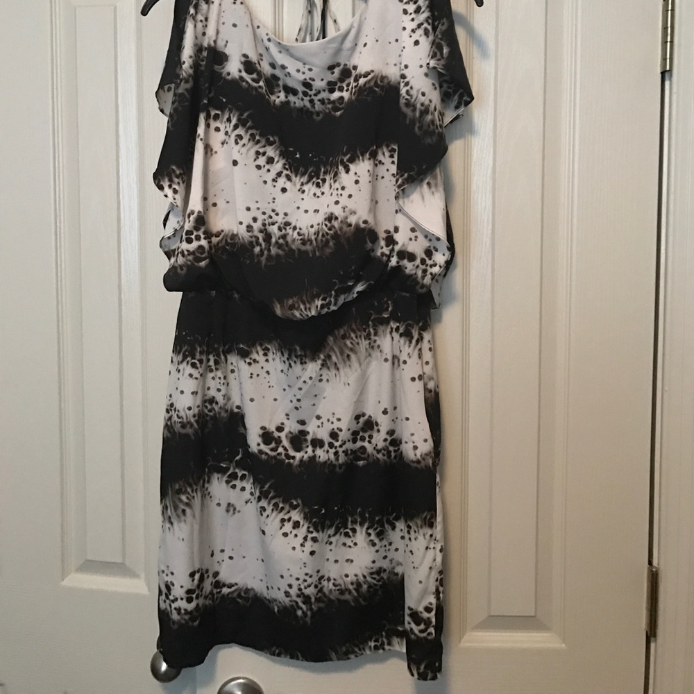 Jessica Simpson Key hole Midi dress