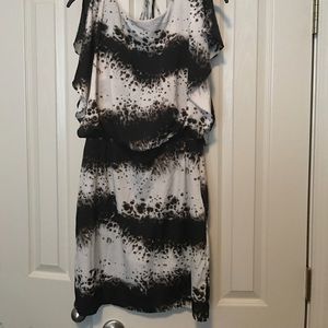 Jessica Simpson Key hole Midi dress