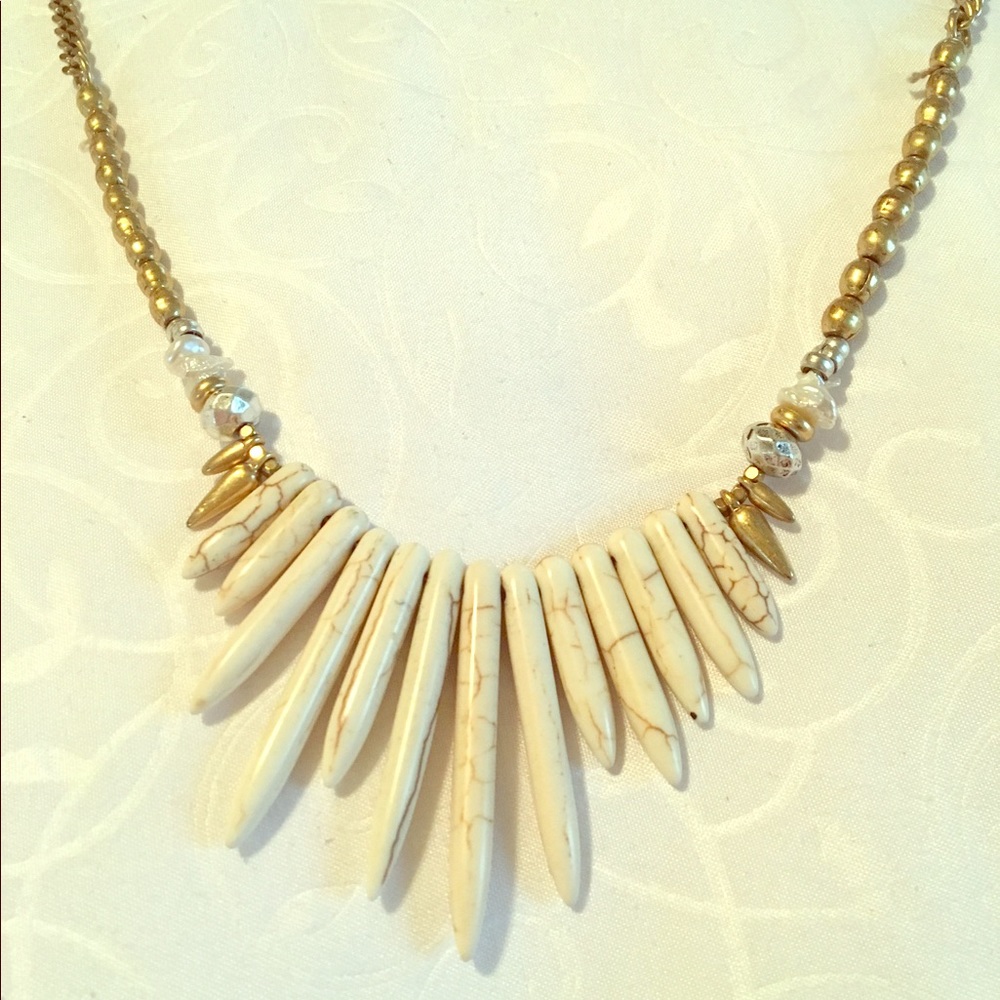 Stella and dot spikey necklace