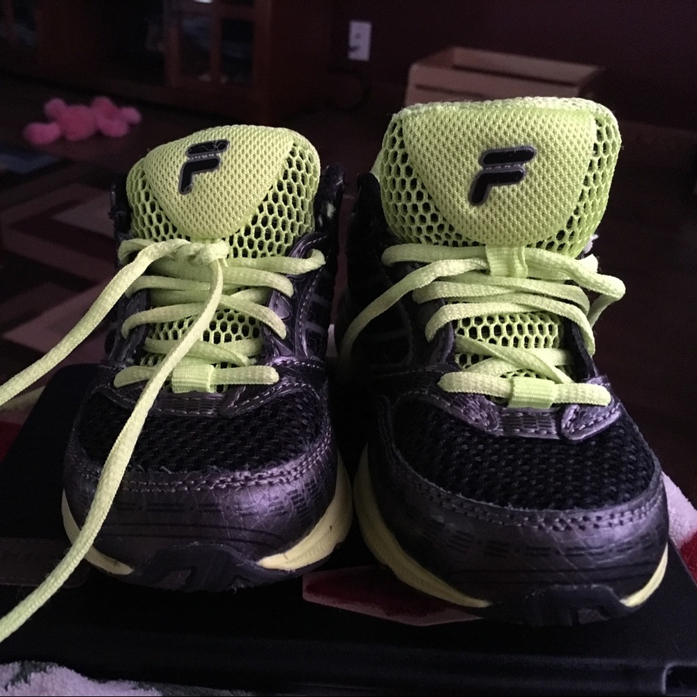 Tennis shoes