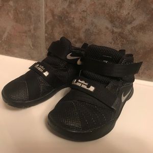 Black Lebron James kids shoes