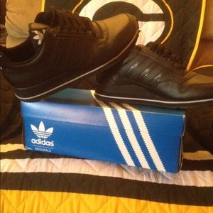 😎👍 Original ZX 500 adidas shoe size 10👍😎