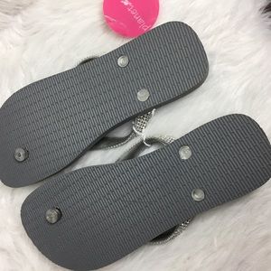 Havaianas Shoes - NWT Havaiana Gray Crystal Embellished Sandals Havaianas Shoes - NWT Havaiana Gray Crystal Embellished Sandals