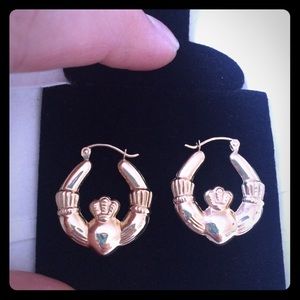 Brand new and Gorgeous 14k gold claddagh earrings!
