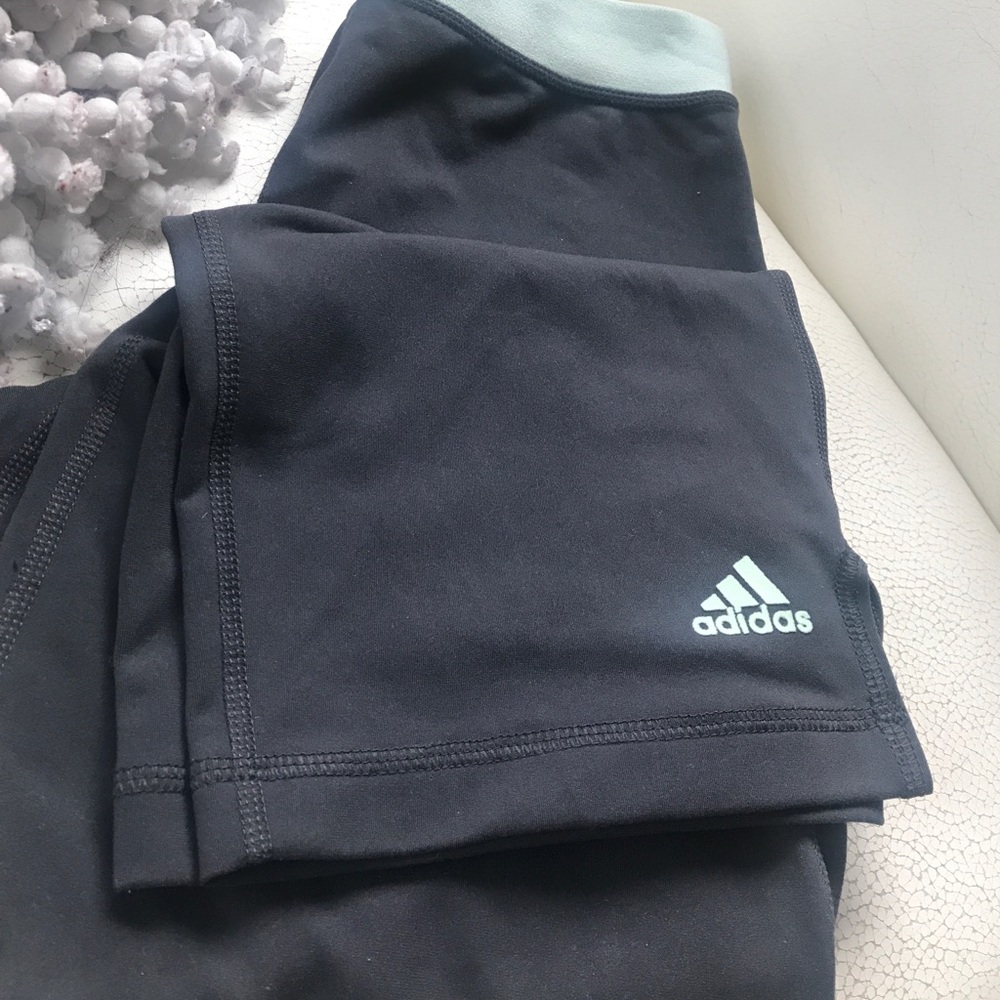 ADIDAS GREY WOMANS CROP WORK OUT PANTS . 🌼