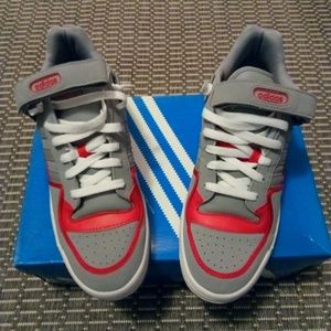 🎉Grey and red low top adidas size 10.5🎉