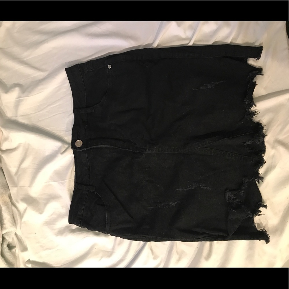 Missguided destroyed black skirt.♡