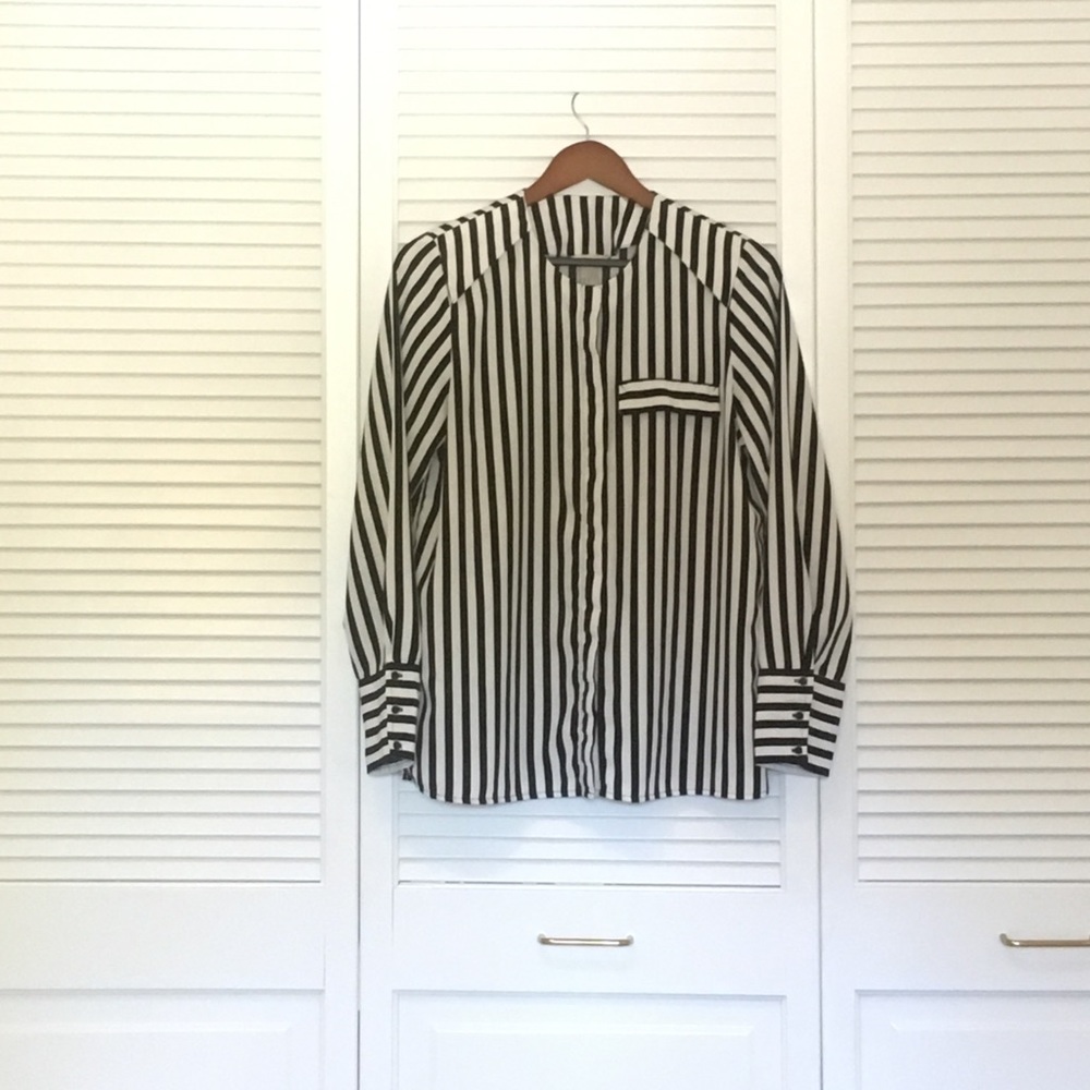 BLACK & WHITE STRIPPED BUTTON DOWN W RICK CUFFS