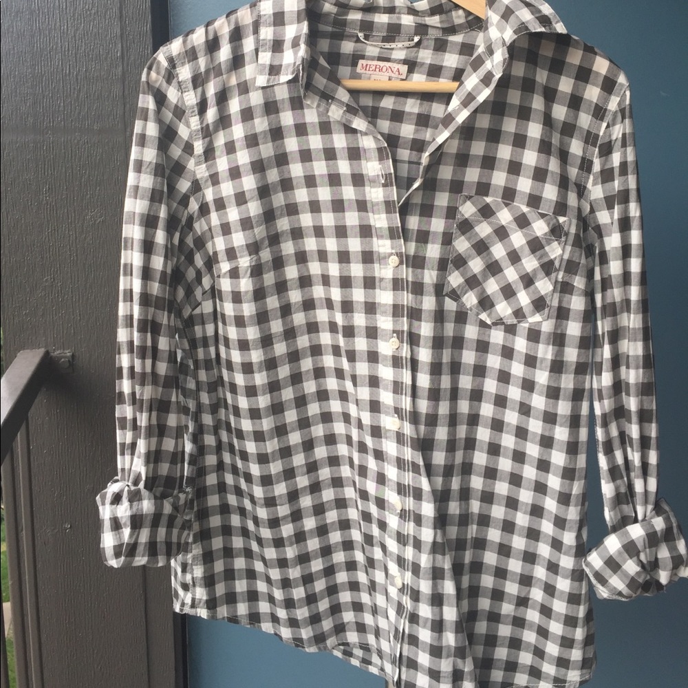 Button down checkered long sleeved shirt