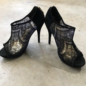 Black peep toed lace heels