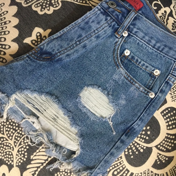 SALE✂️LAST//Daisy High Waisted Cut-Offs - Picture 3 of 7