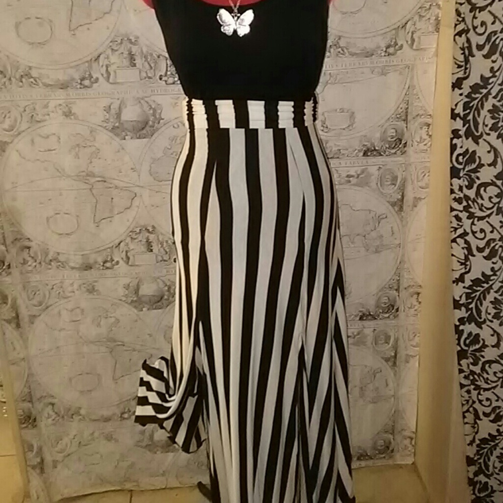 Long black white knit skirt