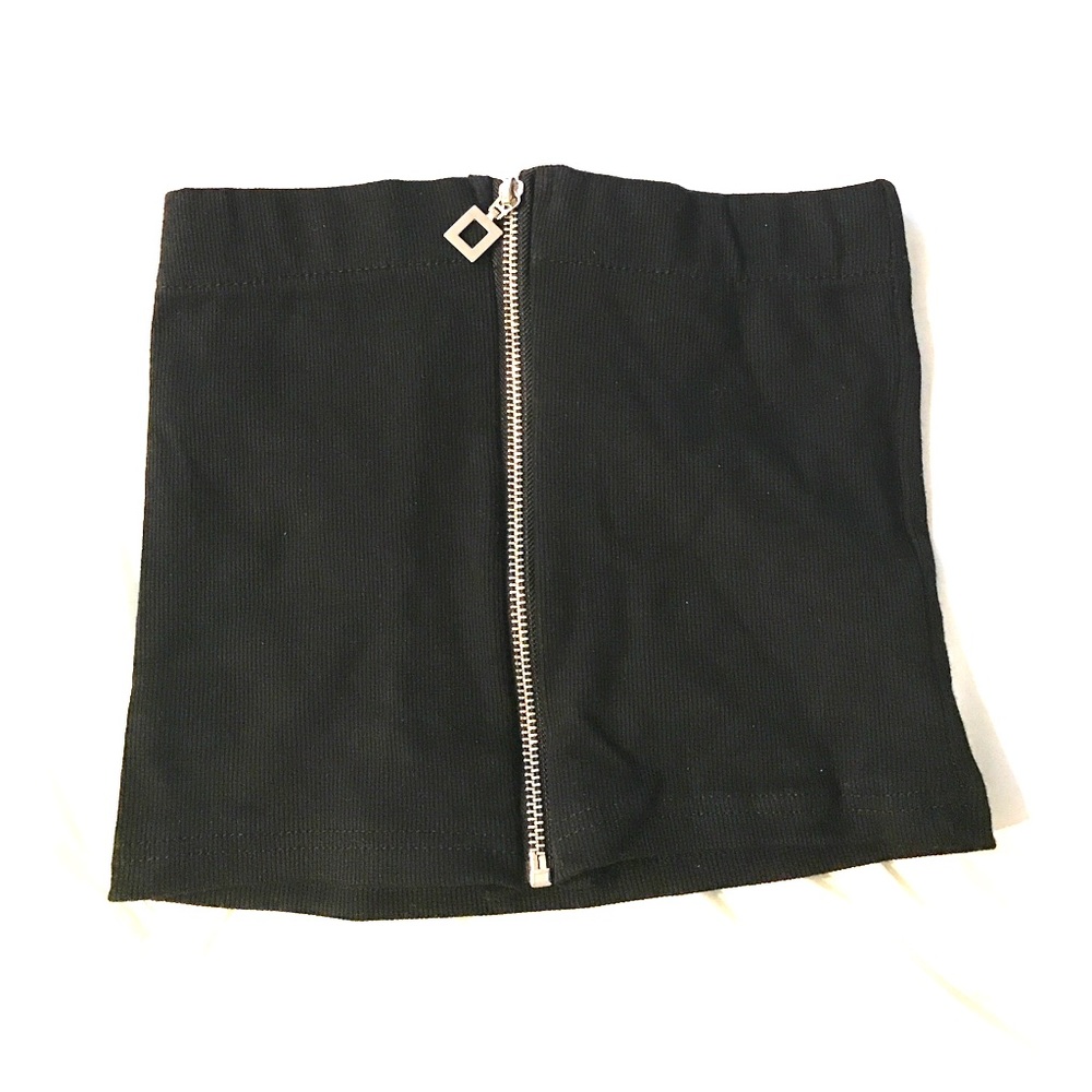 Super cute zipped up crop top. ♡