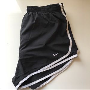 Black Nike running shorts🖤