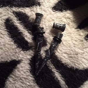 2 G. Gothic zig zag gauges + Plugs.