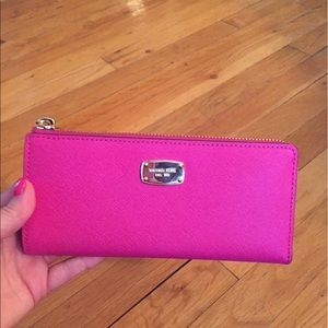 Michael Kors Jet Set Traveler wallet NWT