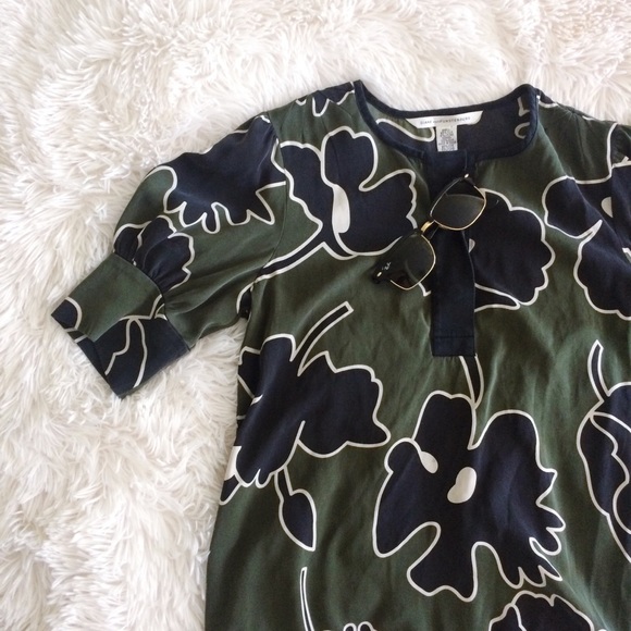 Diane von Furstenberg Tops - DVF green+black silk short sleeve half button top