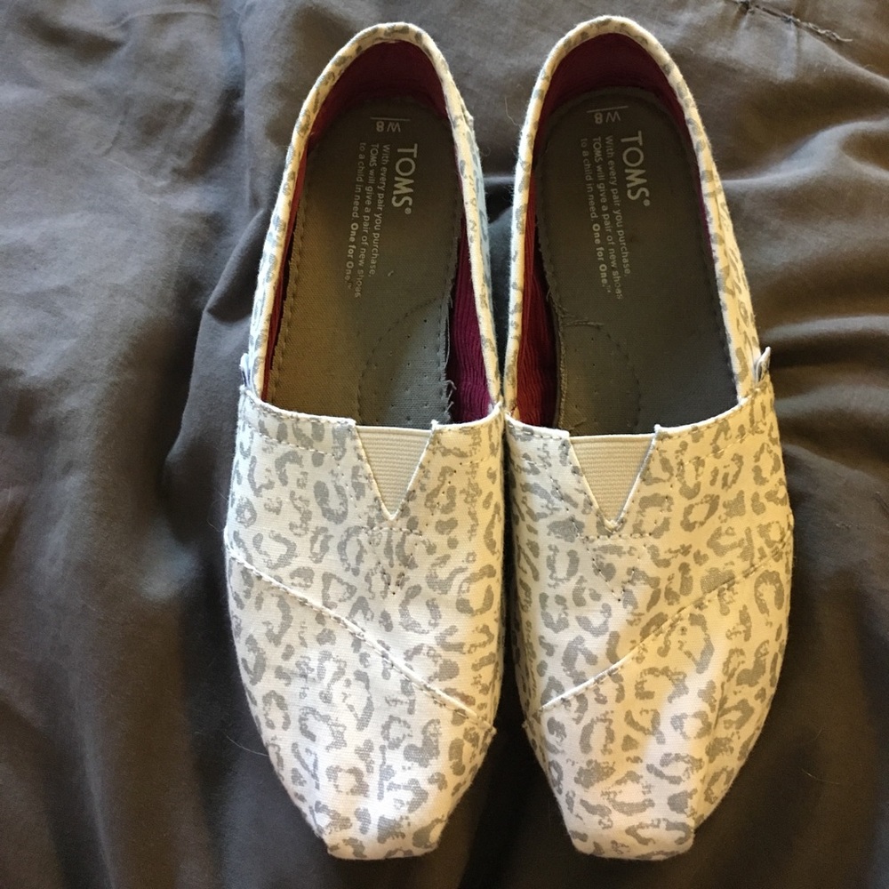 Silver and white leopard print toms