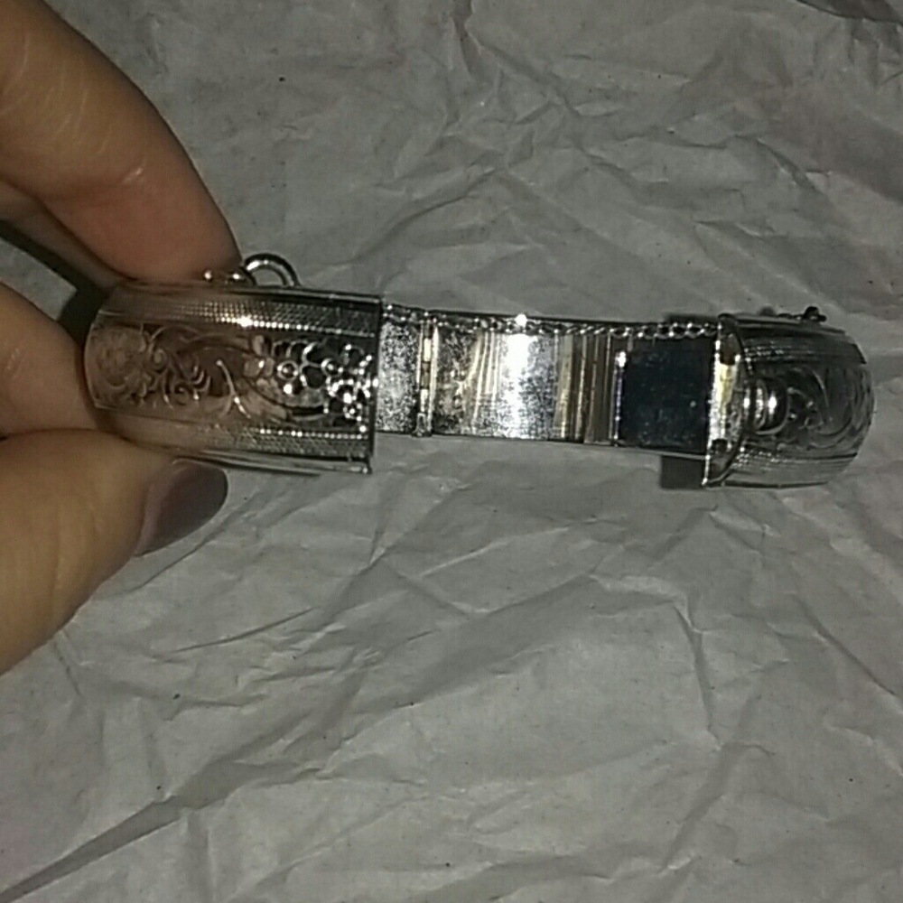 Silvertone bracelet - Picture 2 of 2