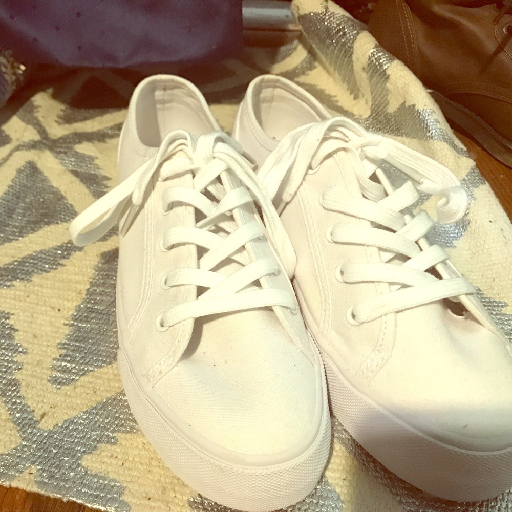 AE White Canvas Shoes