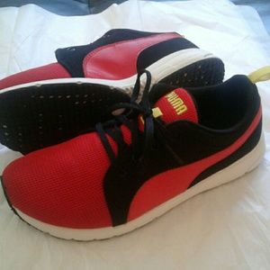 Puma Boys Running Shoes Size 6