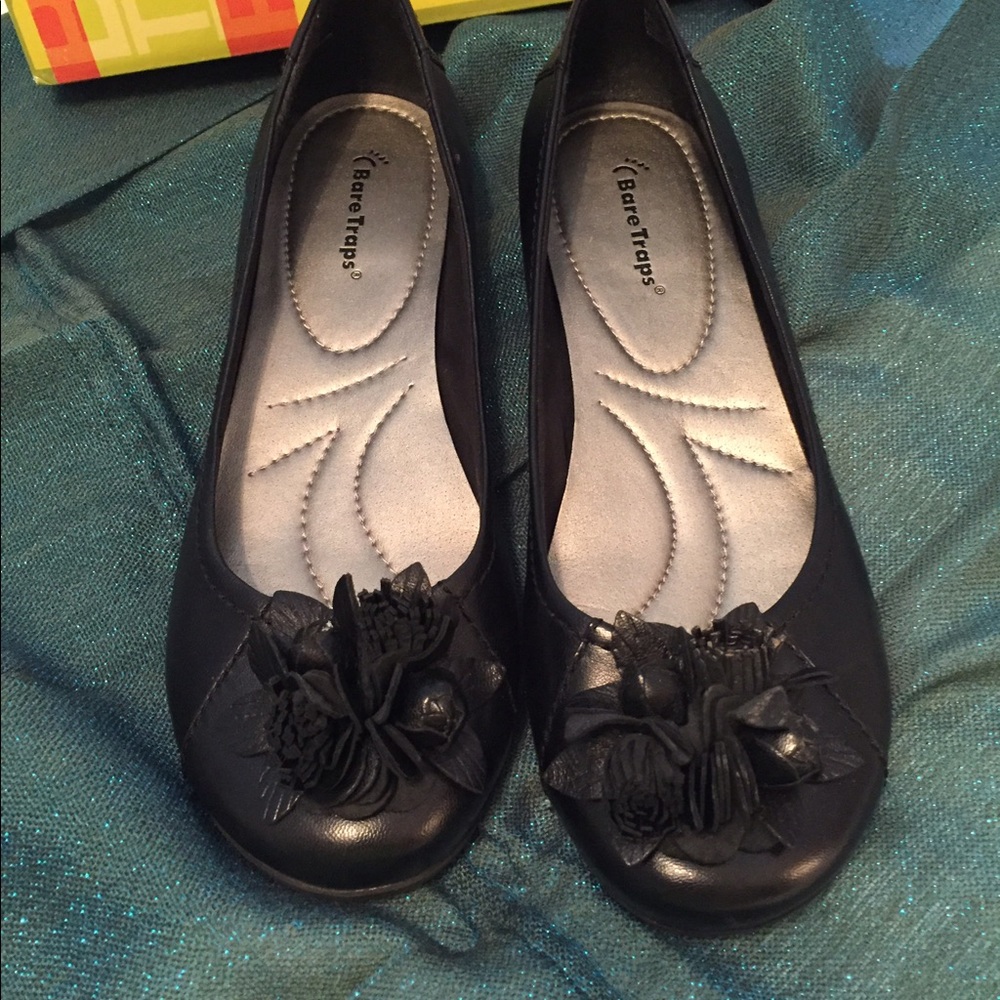 SALE Black Baretraps flats.