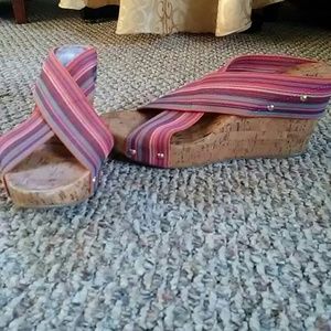 Strechy material wedges