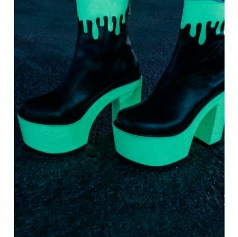 Glow in the dark platforms from current mood