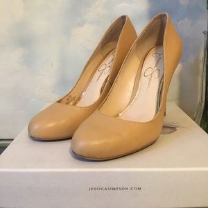 Jessica Simpson 5 in beige heels