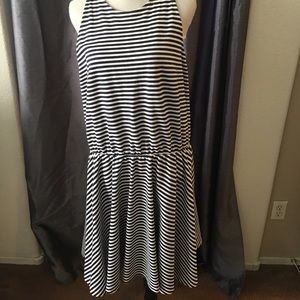 EUC Gap dress black and white striped dress