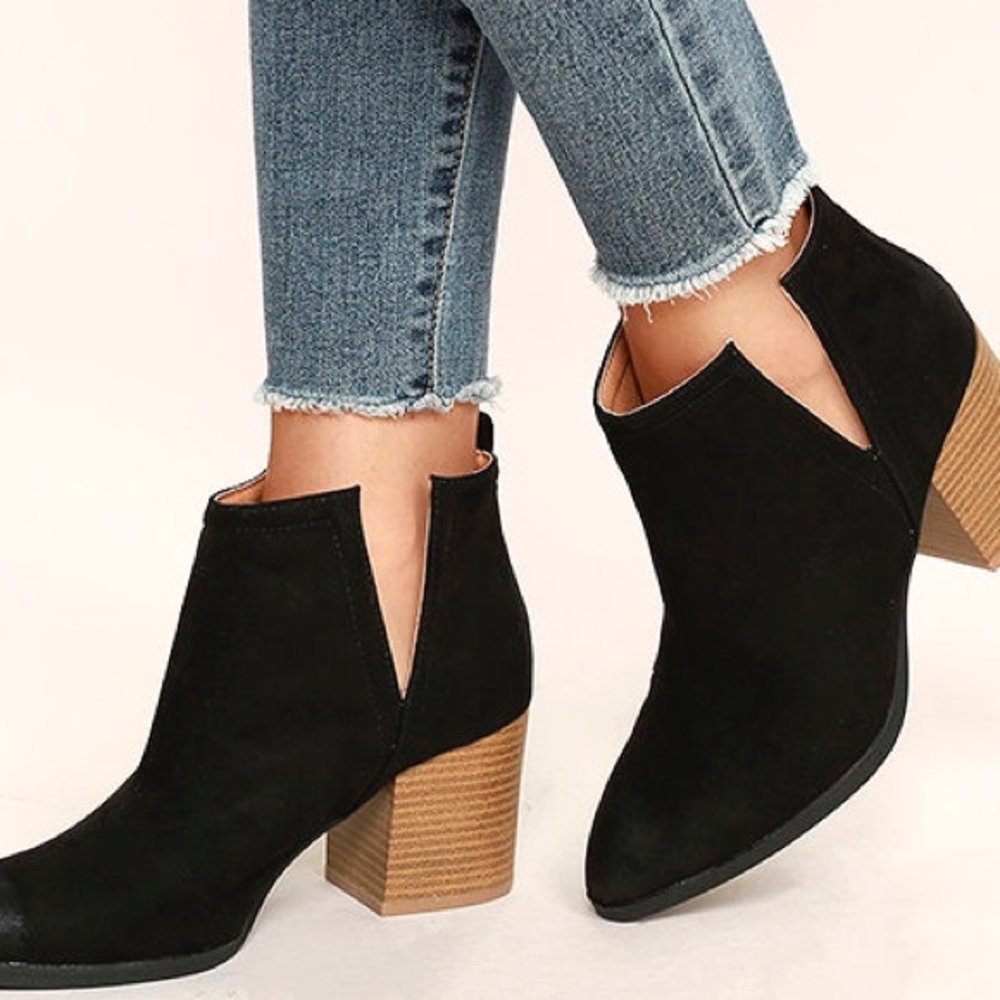 NWT black suede pointed booties