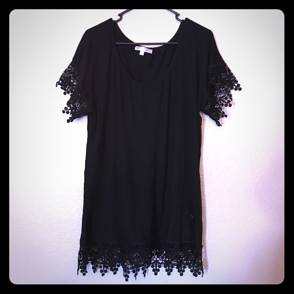 ❌SOLD❌ Black lace trim tunic