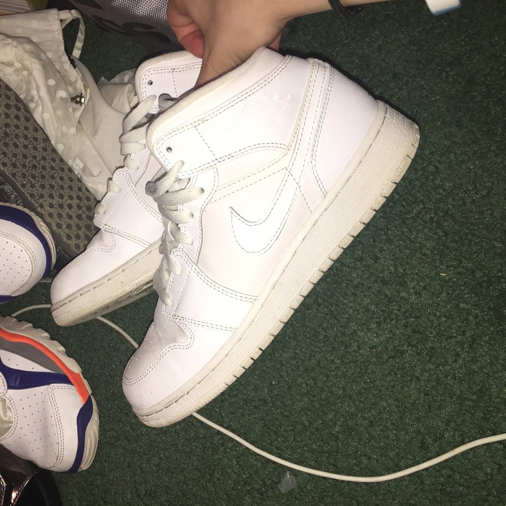 all white nike jordan 1s