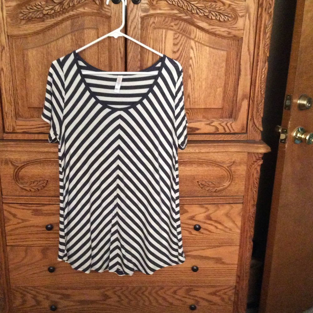 LuLaRoe Large Classic Tee