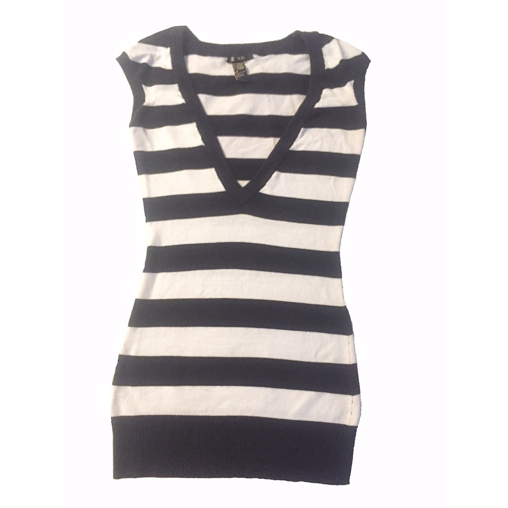 XXI Body Hugging S V-Neck Shirt in Black and White