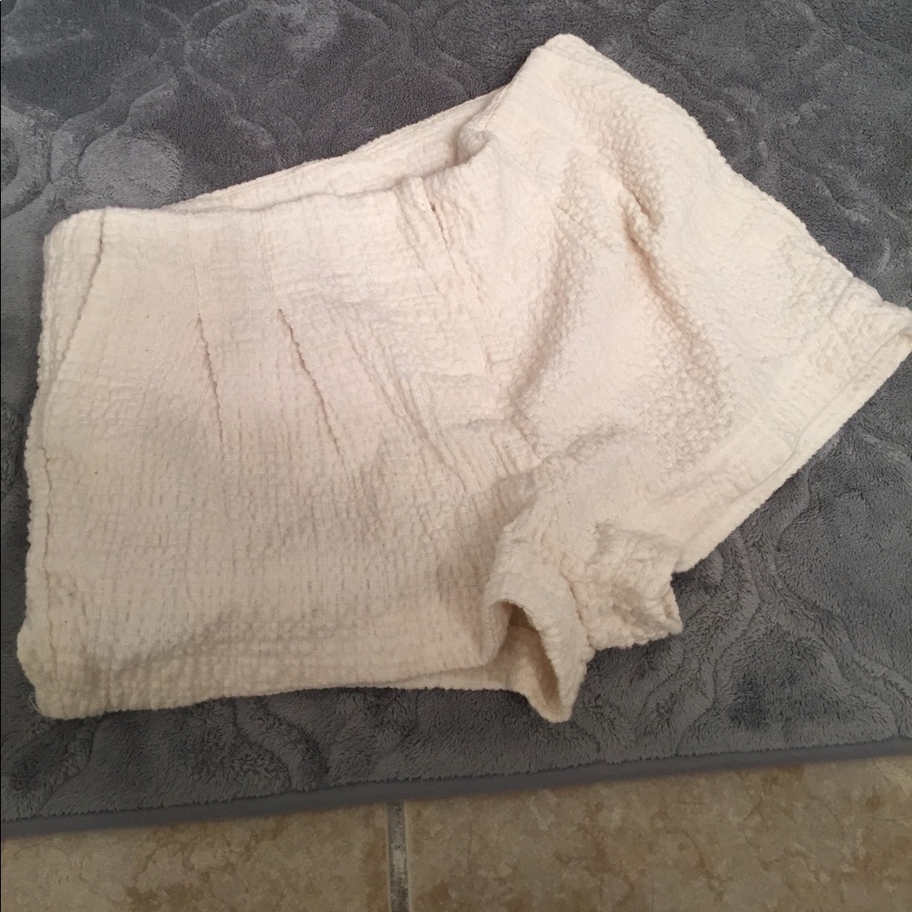 Cream textured short