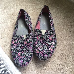 Toms purple floral slip ons!