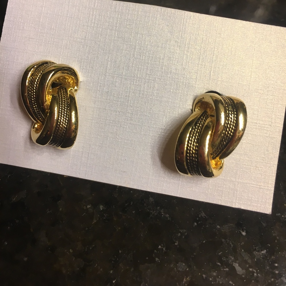 Pretty Gold Tine clip on earrings