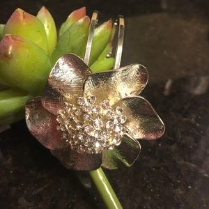 Beautiful Silver flower bracelet with bling!