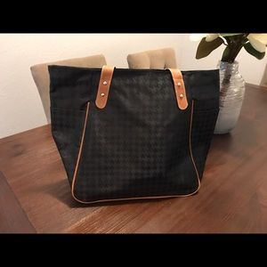 Medium size everyday tote ... black pattern