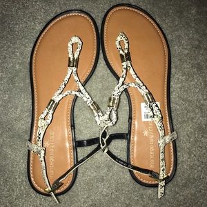 Patterned strap sandals!
