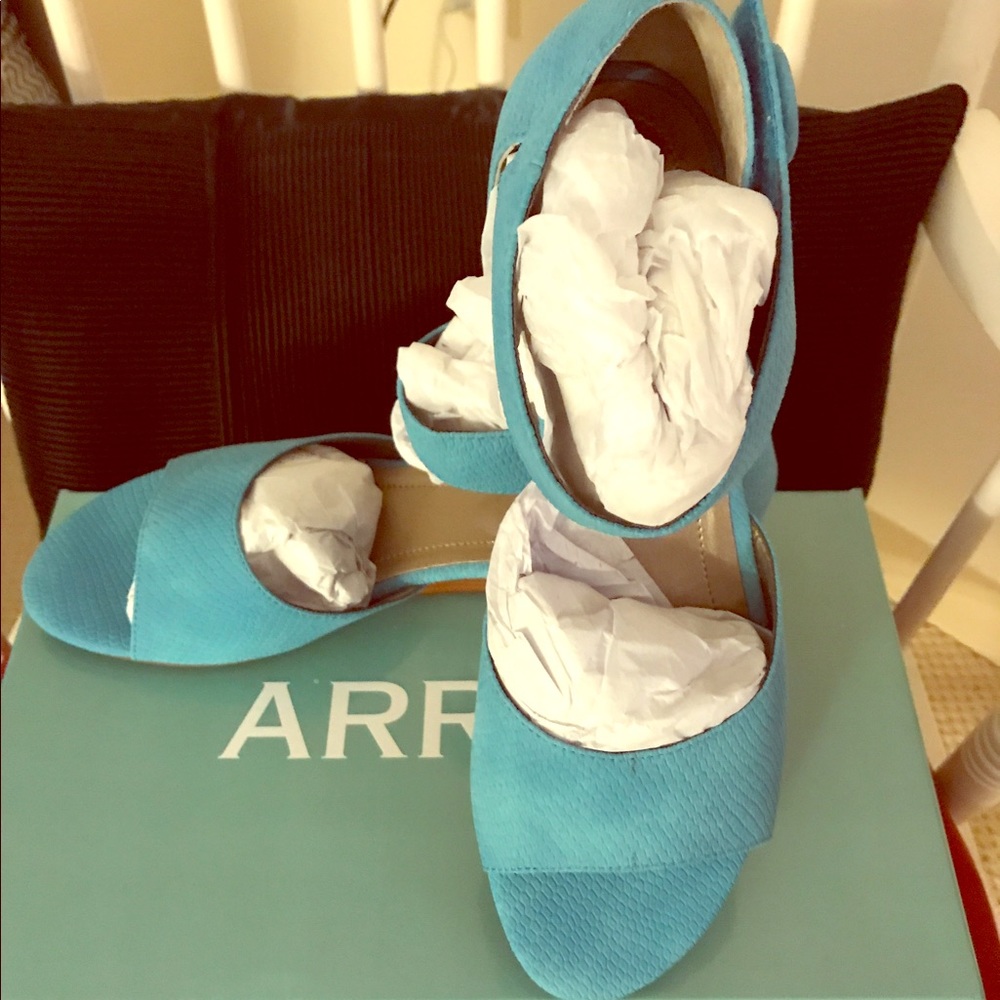 Brand new Array teal sandals size 9 Narrow.