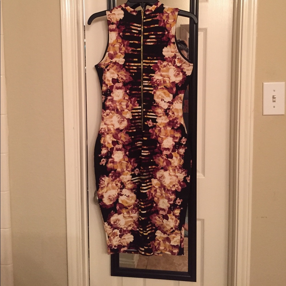New Belted bodycon dress - Picture 3 of 3