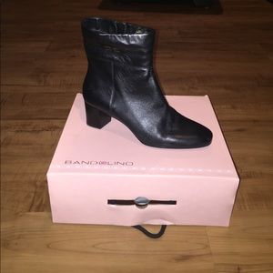 Bandolino black leather booties