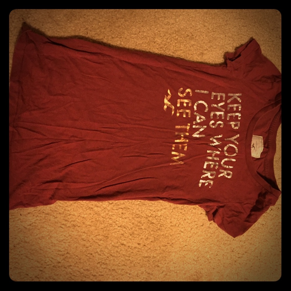 Maroon Hollister tee