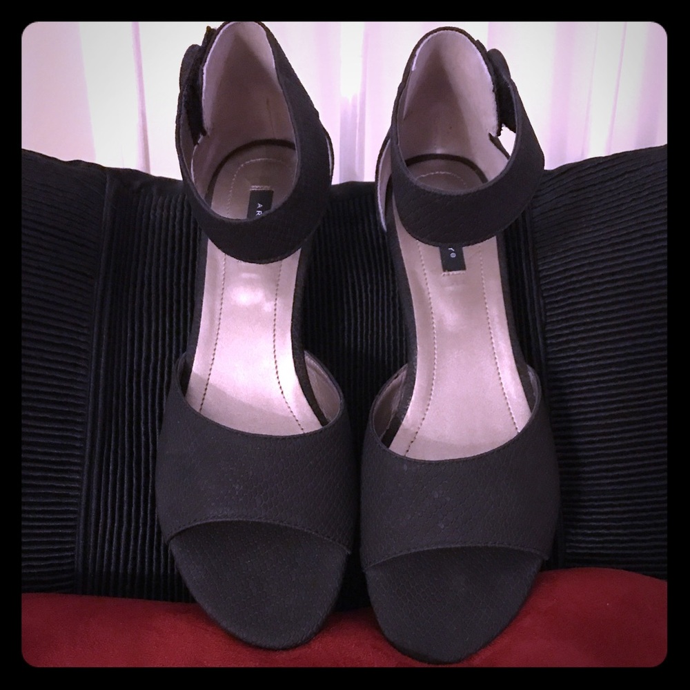Brand new Array black sandals size 9 Narrow.